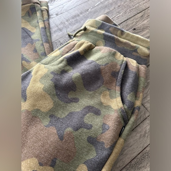 🛍️ $5 SALE - Ripzone Camo Fleece Joggers, size small. - Picture 3 of 6